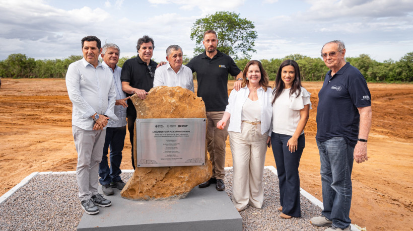 Lançamento da pedra fundamental do Complexo Solar Arapuá, em Jaguaruana, reuniu executivos das empresas envolvidas no projeto e autoridades políticas do Ceará