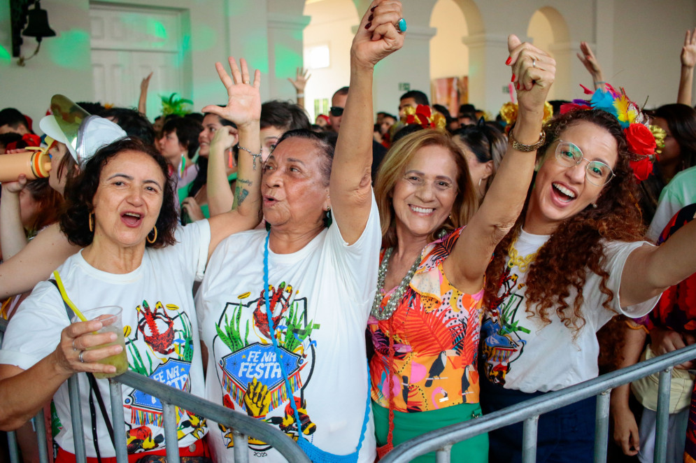 Maristela, Maria de Lourdes e Riana Rocha em movimenta&ccedil;&atilde;o de foli&otilde;es no Pr&eacute;-Carnaval na Esta&ccedil;&atilde;o das Artes, com o bloco carnavalesco Pra Quem Gosta &Eacute; Bom(Foto: Samuel Setubal)