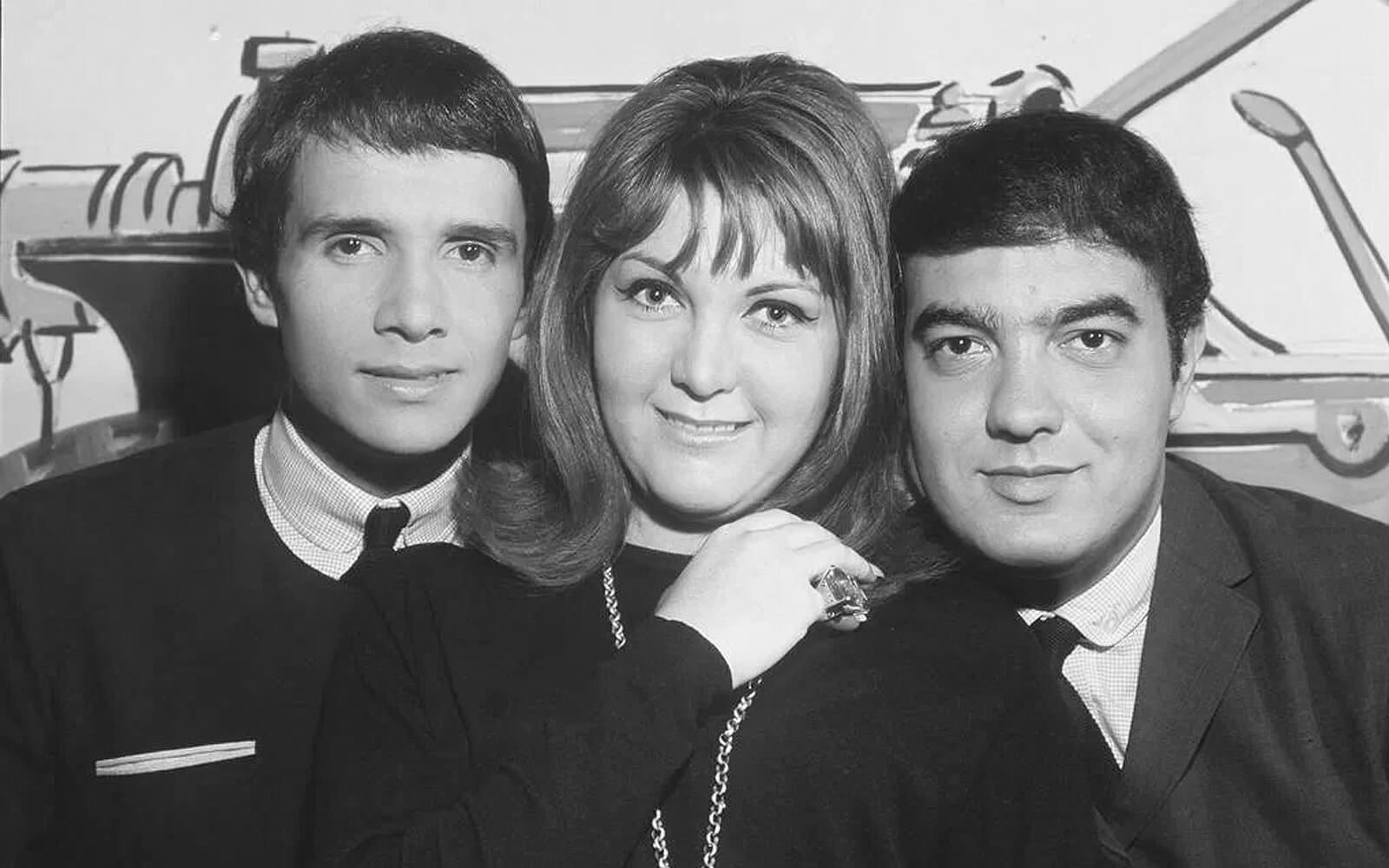 Entre 1965 e 1968, Roberto, Erasmo e Wanderléa apresentaram nas tardes de domingo na TV Record o programa “Jovem Guarda”, que influenciou a moda e os costumes da juventude da época. 
