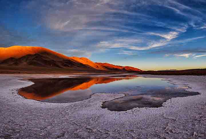 O Salar de Uyuni é considerado o maior deserto de sal do mundo, com uma área impressionante de aproximadamente 10.582 km².