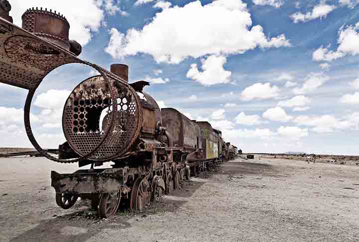 Outra atração da região é o cemitério de trens, um lugar histórico onde antigos trens a vapor descansam em meio ao deserto.