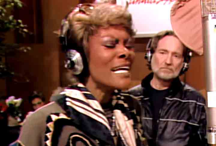 “We Are The World” foi um sucesso absoluto. A música conquistou 2 prêmios Grammy, incluindo Canção do Ano. 