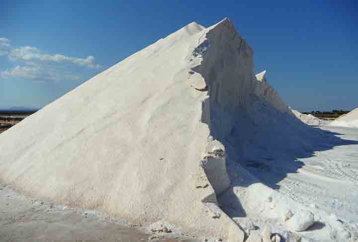 O clima na região é árido e frio, com temperaturas que podem cair abaixo de zero à noite, tornando a visita ao salar uma experiência única, mas desafiadora.