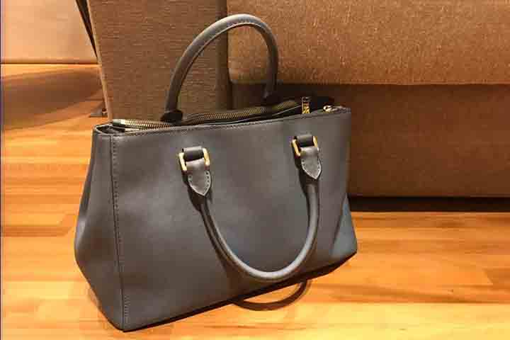 Onde estão as bolsas - Reza a lenda que deixar bolsas ou mochilas no chão provoca perda de dinheiro. A recomendação é deixá-las em cadeiras, mesas ou outras superfícies. 
