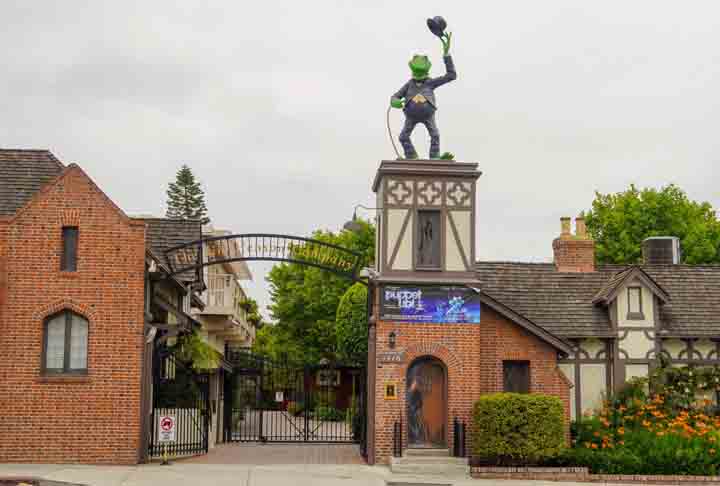 A música - criada em apenas uma semana - foi gravada em 28 de janeiro de 1985 no estúdio A&M em Los Angeles, Califórnia.