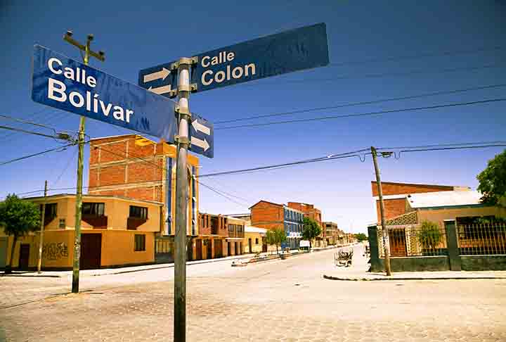 A infraestrutura ao redor do Salar de Uyuni está em desenvolvimento, com algumas vilas, como Uyuni, oferecendo acomodações e serviços turísticos.