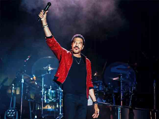 Ele também é um ganhador de vários prêmios, incluindo nove prêmios Grammy, dois prêmios American Music Awards e um prêmio Kennedy Center Honors.