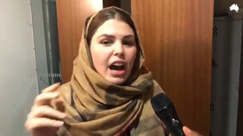 Após ser condenada por promessas não cumpridas de doar parte de sua renda, Belle Gibson desapareceu por anos, e ressurgiu afirmando ter sido "adotada" por comunidade de imigrantes; grupo desmentiu alegações da influencer