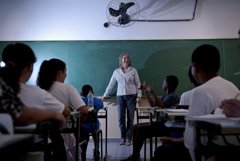 IV – A utilização de medidas disciplinares que ponham em risco a integridade física e moral: Vedação ao uso de castigos físicos ou psicológicos abusivos como forma de correção. Prioriza métodos disciplinares que respeitem a dignidade e o bem-estar.