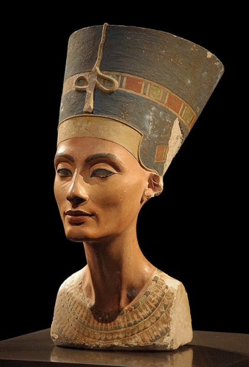 O busto da Rainha Nefertiti, uma das obras mais emblemáticas do Antigo Egito, foi descoberto em 6/12/ 1912 por uma equipe de arqueólogos alemães em Tell el-Amarna, no Egito.