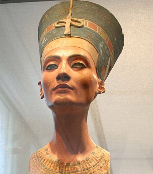 A falta de um olho no busto provavelmente tem mais a ver com o processo de criação da obra, que foi usado para produzir cópias da imagem de Nefertiti.