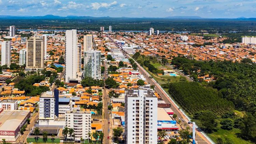 A cidade ocupa 1.368 km² e tem 360 mil habitantes. Fica a 95m de altitude e a 626 km da capital São Luís