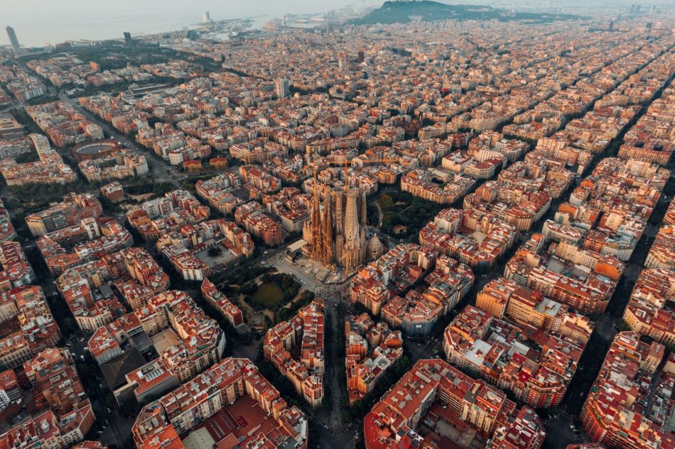 A cidade de Barcelona combina de forma harmoniosa o clima mediterrâneo com a história e a arquitetura, despertando a curiosidade de milhares de turistas. Descubra as maravilhas da cidade catalã.  