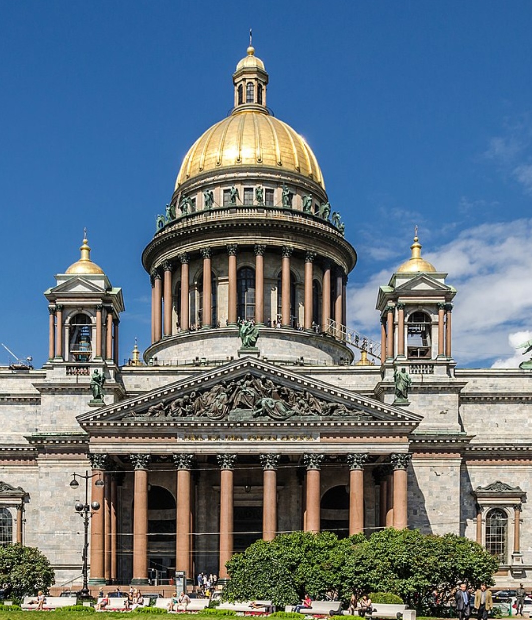 Cúpula do Palácio St. Isaac (antiga catedral - São Petersburgo, Rússia) - Esta cúpula dourada é uma das mais majestosas da Rússia, com uma vista impressionante sobre a cidade. A cúpula é decorada com doze estátuas de anjos por Josef Hermann. 