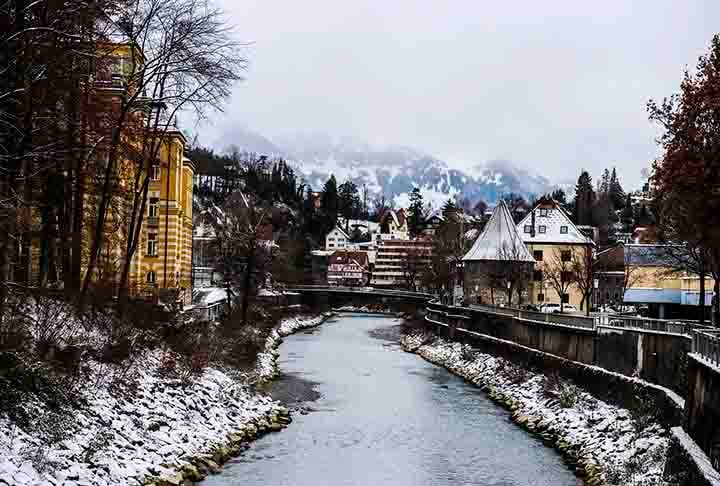 Feldkirch é conhecida por seu centro medieval bem preservado, com ruas estreitas e edifícios históricos, sendo o Schattenburg, um castelo do século XII, uma de suas principais atrações.