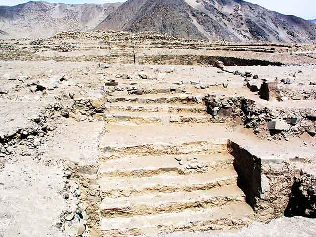 No corpo da edificação foi instalada uma escadaria central que dava acesso ao topo piramidal. 


