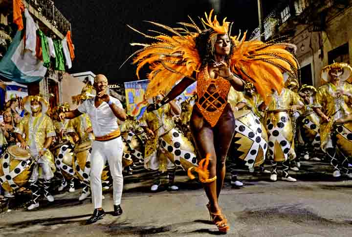 Cortejos tomam conta das ruas uruguaias com atores de teatro, bailarinos, músicos e artistas da mais diversas manifestações. 