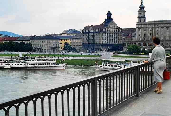 Linz - É a terceira maior cidade da Áustria e a capital do estado da Alta Áustria, localizada às margens do rio Danúbio. Linz foi designada como Capital Europeia da Cultura em 2009, destacando sua rica herança artística e inovação.