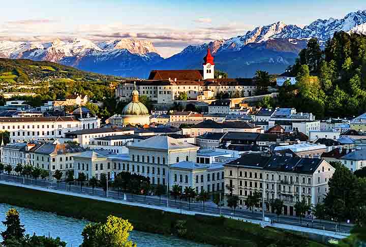 O centro histórico de Salzburgo é um Patrimônio Mundial da UNESCO, com marcos icônicos, incluindo a imponente Fortaleza Hohensalzburg e a bela Catedral de Salzburgo.