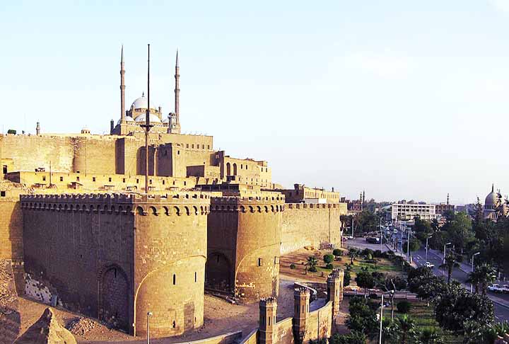 Os monumentos mais conhecidos de Cairo são as Pirâmides de Gizé e a Esfinge. Outras visitas de interesse são o Museu Egípcio do Cairo, as pirâmides de Saqqara e de Menfis e a Cidadela.