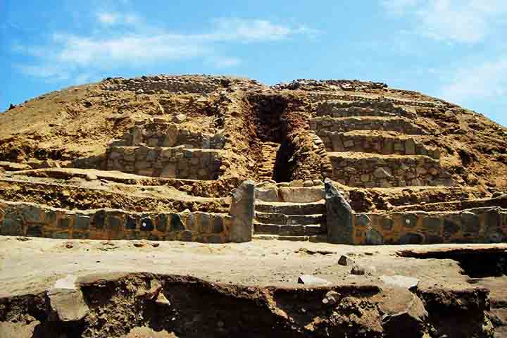 Na região em que localiza-se a pirâmide há também 18 construções no topo de pequenas colinas que circundam um espaço central.
