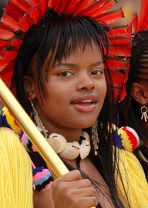 Sikhanyiso Dlamini, princesa do Essuatíni (antiga Suazilândia) - Filha do rei Mswati III, Sikhanyiso Dlamini é a primeira filha de seu pai, que tem várias esposas e filhos. A princesa se formou em Comunicação Digital e tem um histórico de ativismo, especialmente em relação à crítica à poligamia. Continua sendo princesa, apesar das controvérsias com a realeza.