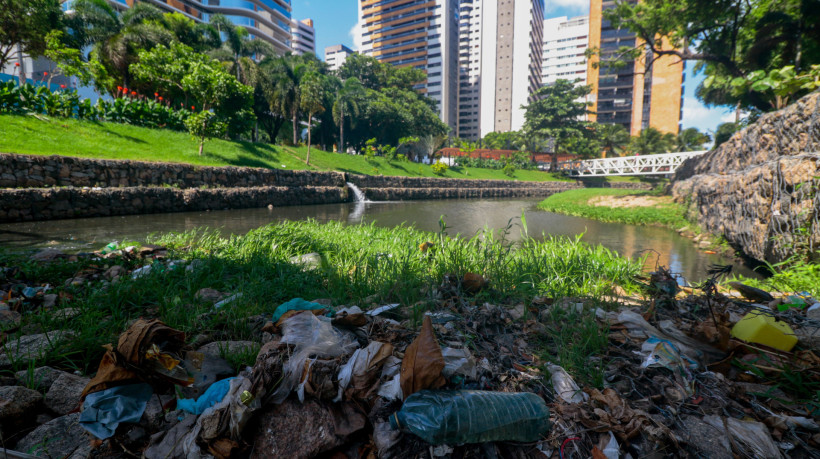 Lixo acumulado no Parque Otacílio Teixeira Lima Neto (Parque Bisão), em Fortaleza
