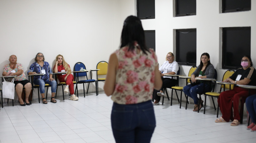 Curso de Cuidadores &eacute; promovido pela Casa de Cuidados do Cear&aacute;. Entre os temas abordados: mobiliza&ccedil;&atilde;o, preven&ccedil;&atilde;o de infec&ccedil;&otilde;es, administra&ccedil;&atilde;o segura de medicamentos e cuidados paliativos