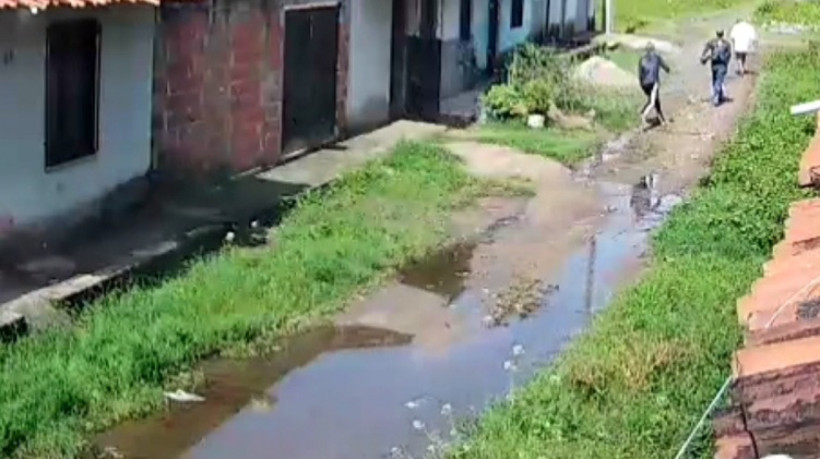 Câmeras de vigilância flagraram a execução de um idoso de 74 anos na manhã desta segunda-feira, 10, no bairro Colônia Antônio Justa, em Maracanaú