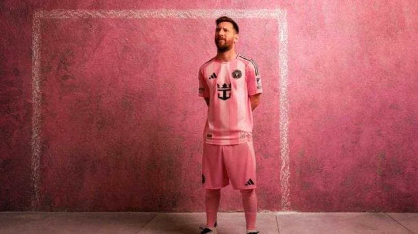 Com o craque Lionel Messi como modelo, clube norte-americano apresenta camisa que conta com dois tons de rosa em listras e detalhes em preto