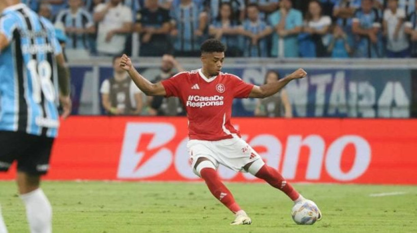 Jovem zagueiro aproveita as chances depois da lesão de Clayton Sampaio, tem atuação segura pelo Colorado no Gre-Nal e recebe elogios de Roger