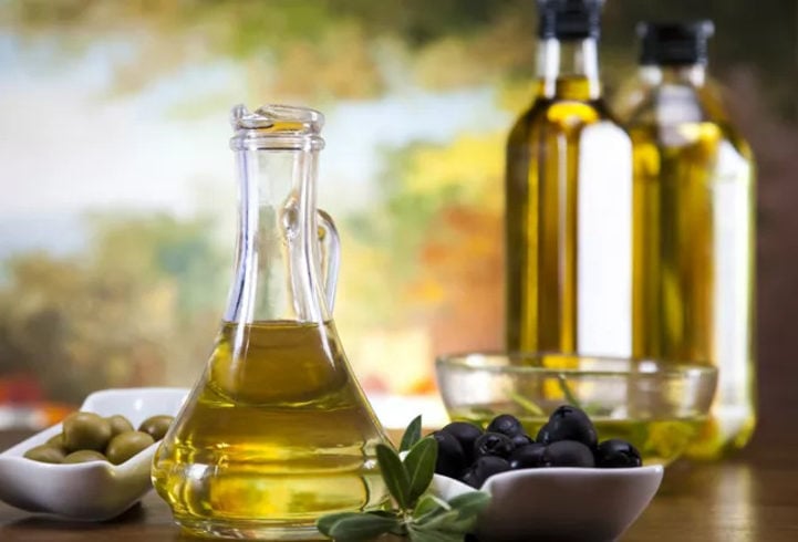 Óleo de Oliva (azeite) - Considerado um dos óleos mais saudáveis, é rico em antioxidantes e ácidos graxos monoinsaturados, bons para o coração. Muito utilizado cru em saladas e molhos, também é ideal para cozinhar em temperaturas médias.