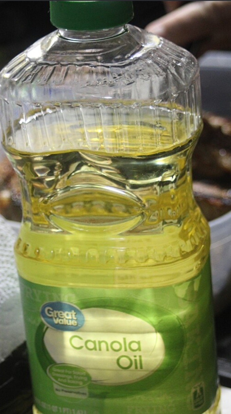 Óleo de Canola - Conhecido por ter baixos níveis de gorduras saturadas e ser fonte de ômega-3, ajuda a reduzir o colesterol ruim. É versátil, com sabor leve, ideal para grelhar, assar e como base para molhos de salada. Suporta temperaturas médias.