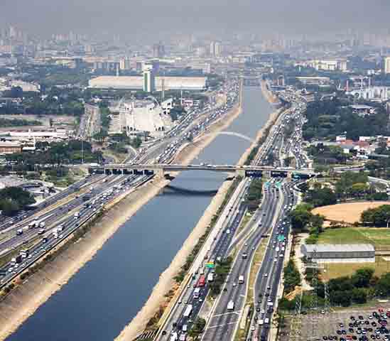 As águas vão se tornando poluídas à medida que chegam na região metropolitana de São Paulo, mais especificamente na região de Mogi das Cruzes.
