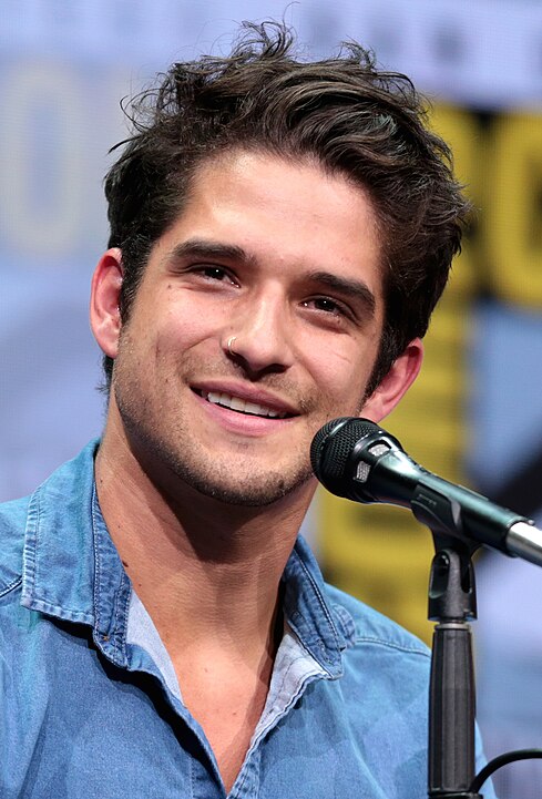 Scott McCall é vivivo por Tyler Posey. Nascido em 18 de outubro de 1991, na Califórnia, ele alcançou notoriedade com esse papel em Teen Wolf. O ator também é músico e foi indicado a diversos prêmios teen, consolidando sua popularidade no mundo do entretenimento.