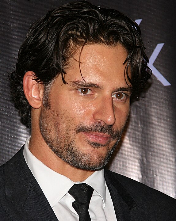 Joe Manganiello, nascido em 28 de dezembro de 1976, na Pensilvânia, é conhecido por seus papéis em True Blood e Magic Mike. Ganhou diversos prêmios, incluindo o ALMA Award, e se destacou por sua presença marcante na tela e talento físico.