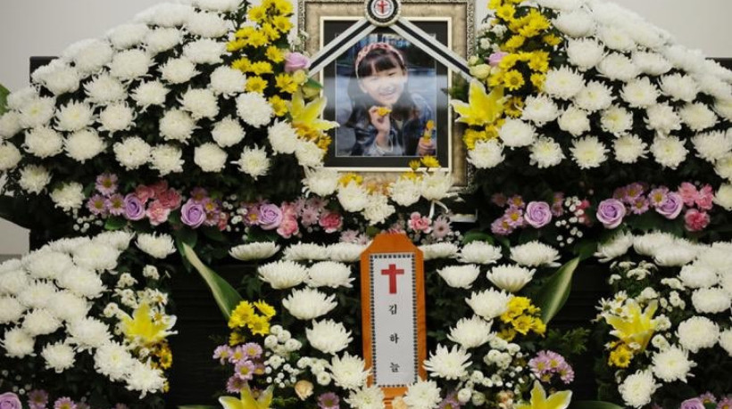 Grupo de k-pop envia coroa de flores para funeral de fã: criança de 8 anos foi assassinada por professora na escola