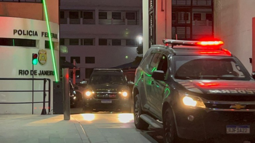 Cerca de 150 policiais federais cumprem quatro mandados de prisão preventiva no Estado do Rio de Janeiro 