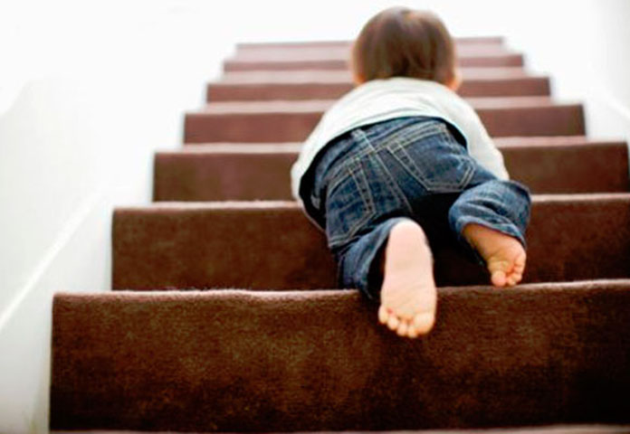 Não deixe a criança brincar em escadas, pois é grande o risco de queda nos degraus. 