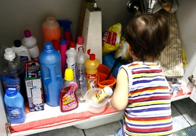 Guarde os produtos de higiene e de limpeza em local alto, fora do alcance das crianças.  E, mesmo assim, não coloque esse tipo de produto em embalagens de alimentos e refrigerantes, que podem provocar confusão. 