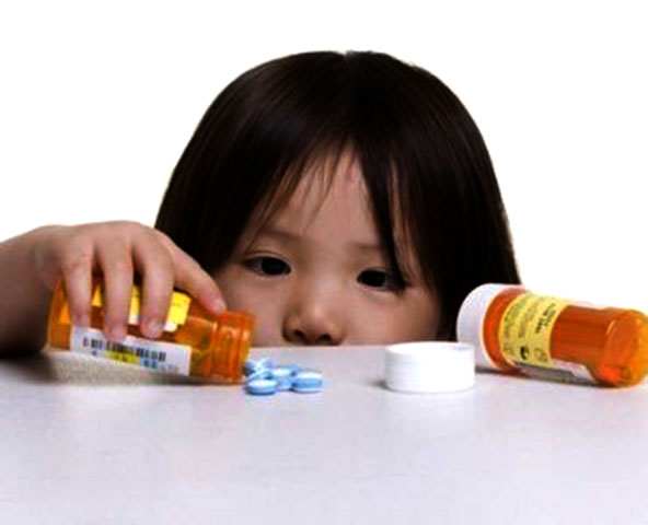 Nunca deixe remédios em locais baixos, mesmo que seja dentro de gavetas, pois elas podem ser abertas. Guarde tudo em prateleiras elevadas. 