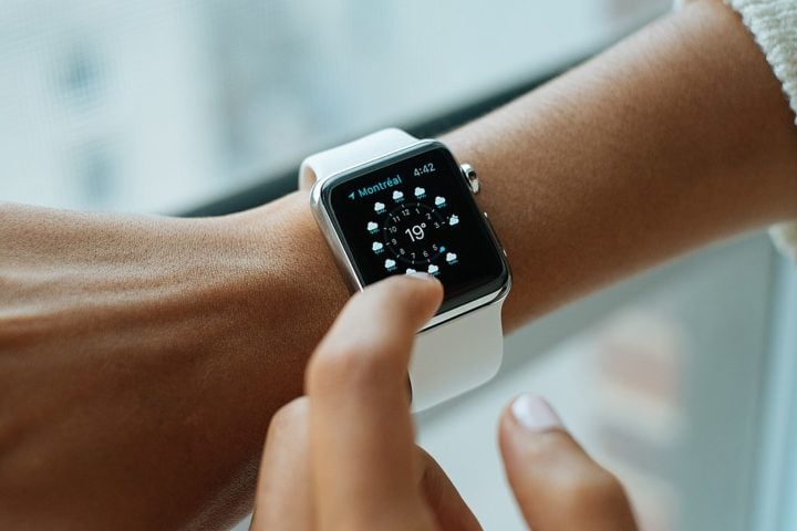Outro destaque é o Apple Watch, lançado em 2015, que se tornou um dos smartwatches mais populares do mercado, e os AirPods, que revolucionaram o mercado de fones de ouvido sem fio.