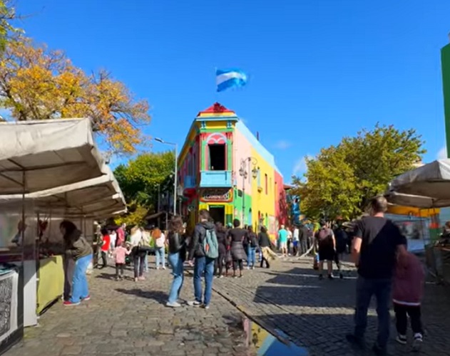 Caminito - Caminito é uma rua-museu no bairro de La Boca, famosa por suas casas coloridas e pelo tango ao ar livre. Surgiu no início do século XX e hoje é um símbolo da cultura portuária e boêmia de Buenos Aires.