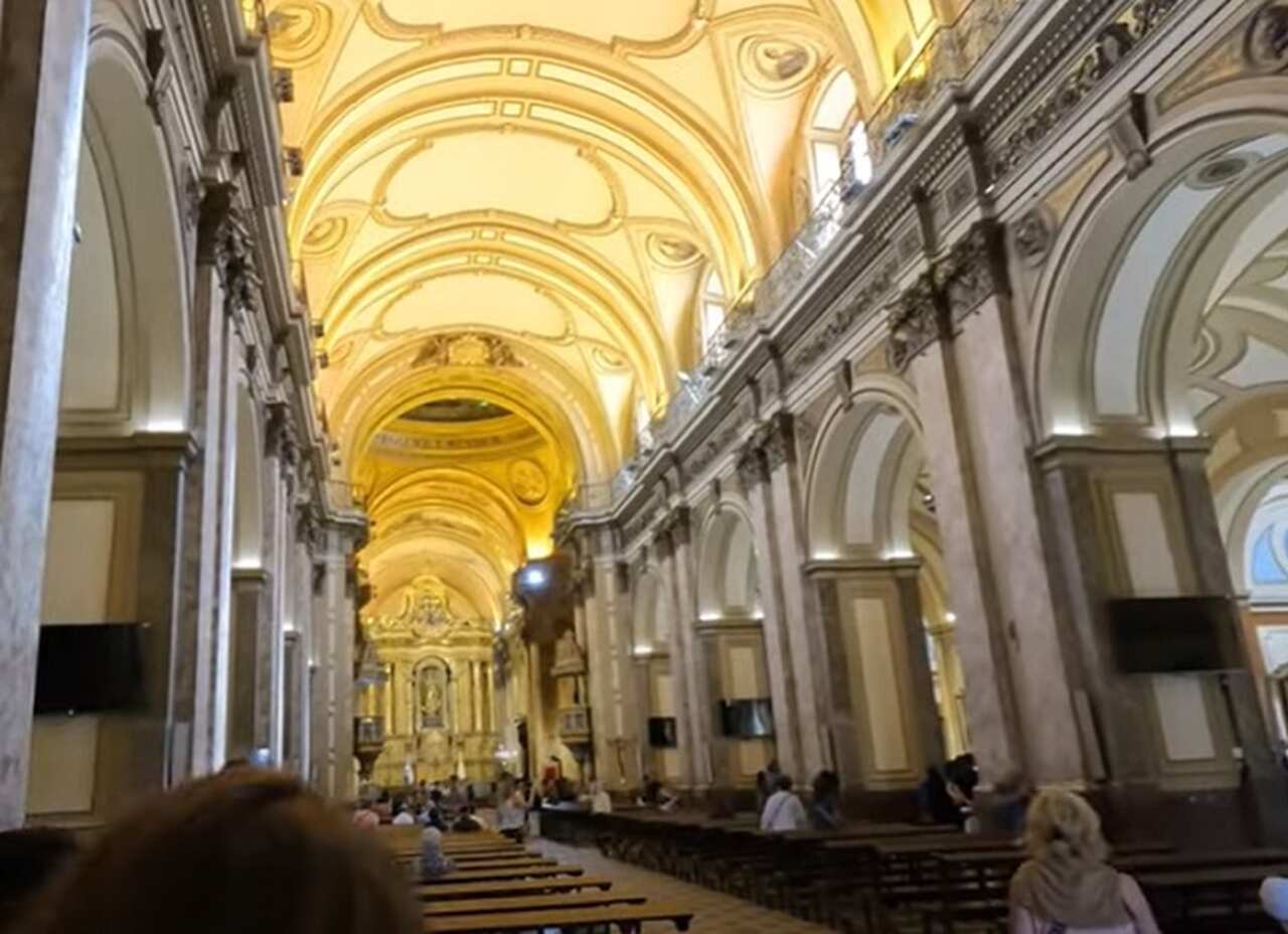 Catedral Metropolitana - A Catedral Metropolitana de Buenos Aires, localizada na Plaza de Mayo, é a principal igreja católica da cidade. A construção atual data de 1791 e abriga o túmulo do General San Martín, herói da independência argentina.