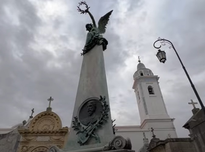 Cemitério da Recoleta - Inaugurado em 1822, o Cemitério da Recoleta é um dos mais famosos do mundo, conhecido por seus mausoléus ornamentados. É o local de descanso de muitas figuras históricas argentinas, incluindo Eva Perón.
