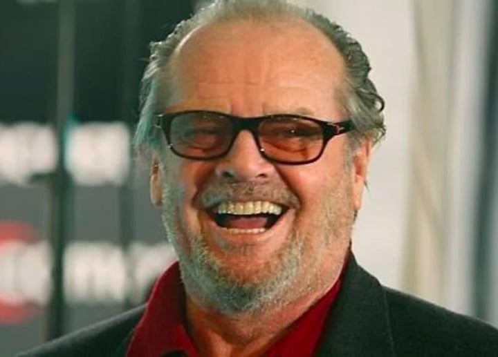 Outro ator para lá de renomado da nossa lista, Jack Nicholson nasceu dia 22 de abril de 1937, em Nova York. Ele é uma lenda do cinema, conhecido por papéis como o Coringa em Batman e O Iluminado. Com uma carreira repleta de prêmios, ele possui três Oscars e é um ícone da atuação.