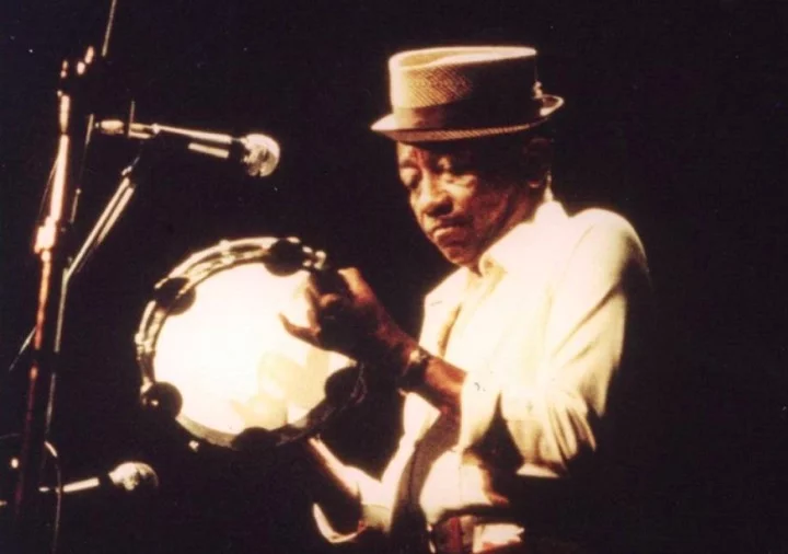 Jackson do Pandeiro compôs e interpretou inúmeros sucessos que marcaram a música brasileira, como Mangueira, Forró do Limoeiro e Feitiço da Vila. Sua música era uma verdadeira celebração da cultura nordestina.