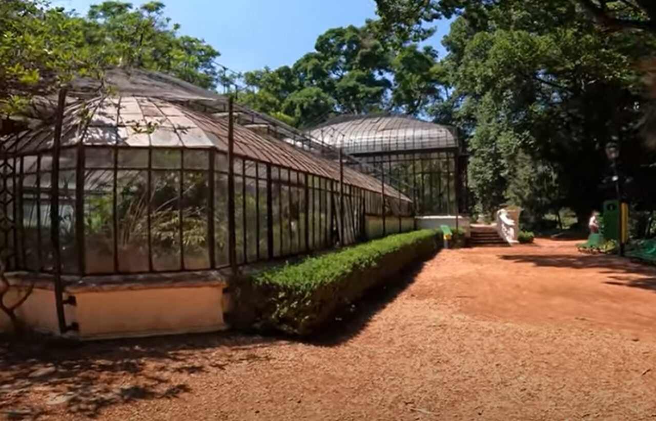 Jardim Botânico de Buenos Aires - Fundado em 1898 e projetado pelo paisagista Carlos Thays, o Jardim Botânico abriga mais de 5.000 espécies de plantas e é um oásis de tranquilidade em meio à cidade.

