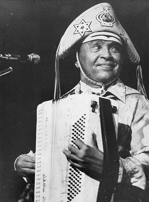 LUIZ GONZAGA (1912-1989) - BAIÃO - O Rei do Baião, é o maior expoente do gênero típico do Nordeste, derivado do lundu. Tocava sanfona, zabumba e triângulo. Autor de Asa Branca, influenciou uma geração de músicos com sua cultura popular. 