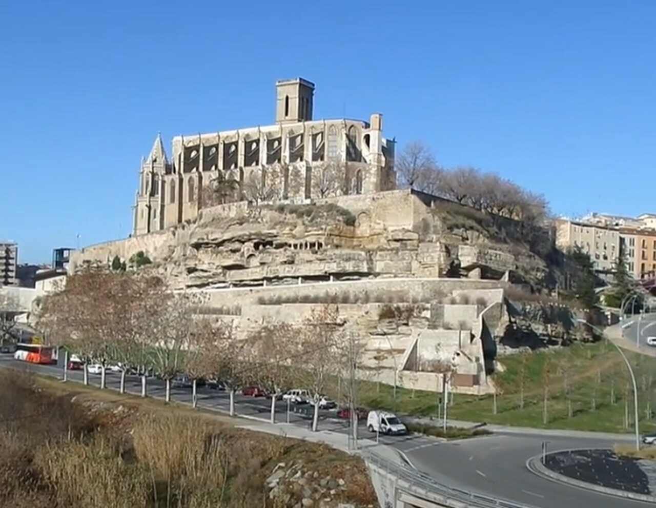 Já Manresa é famosa pela basílica de Santa Maria de la Seu e pela sua importância religiosa. A cidade oferece uma rica tradição cultural e eventos que celebram sua herança, com direito a um centro histórico charmoso.